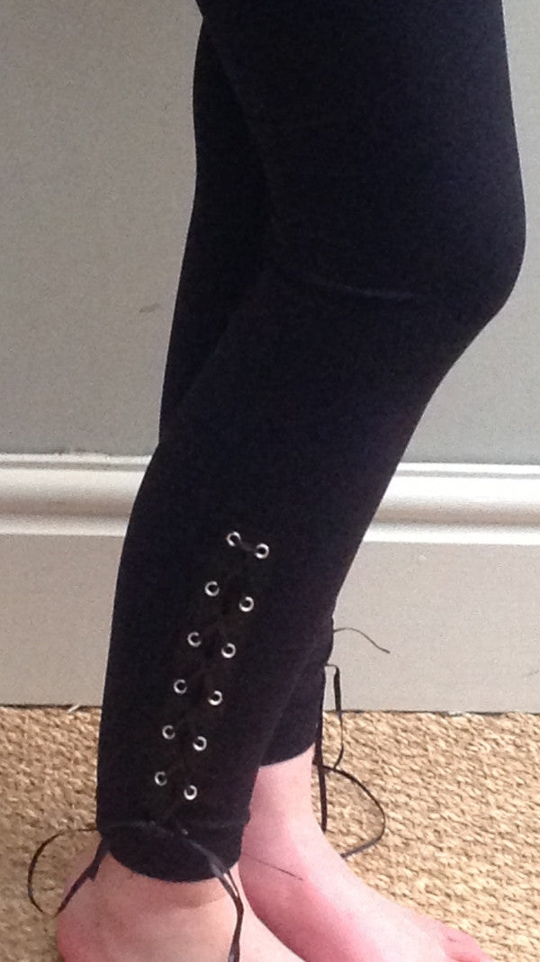 http://www.feathersofitaly.co.uk/cdn/shop/products/no-seam-leggings-black-lace-up-1383-2_1200x1200.jpeg?v=1527520507